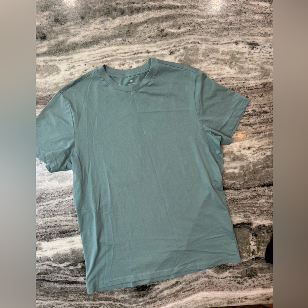 Men’s H&M plain basics tshirt size medium